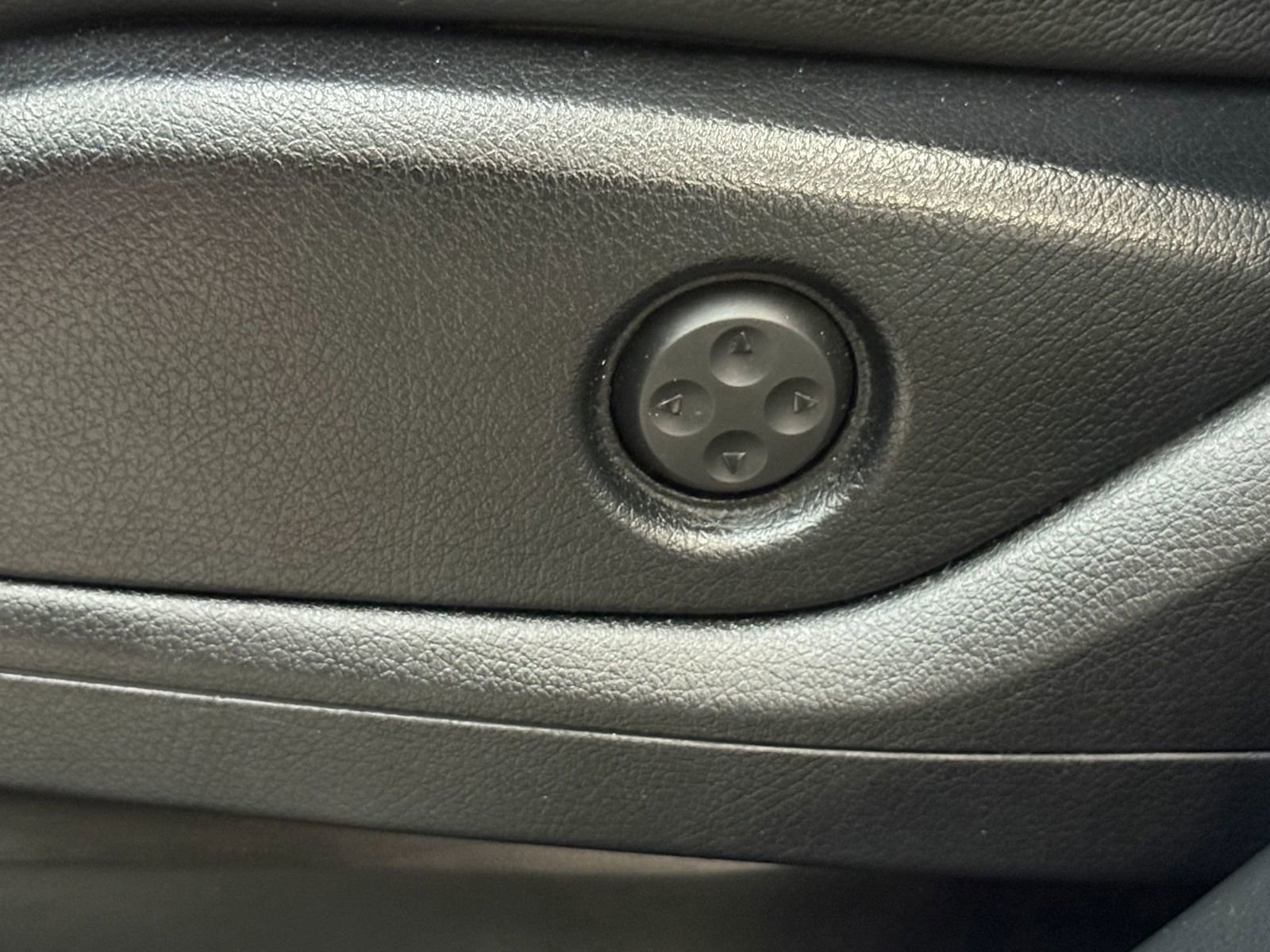 Used 2016 Mercedes-Benz GL 320 BlueTEC 4MATIC w/ Premium I Package image 30