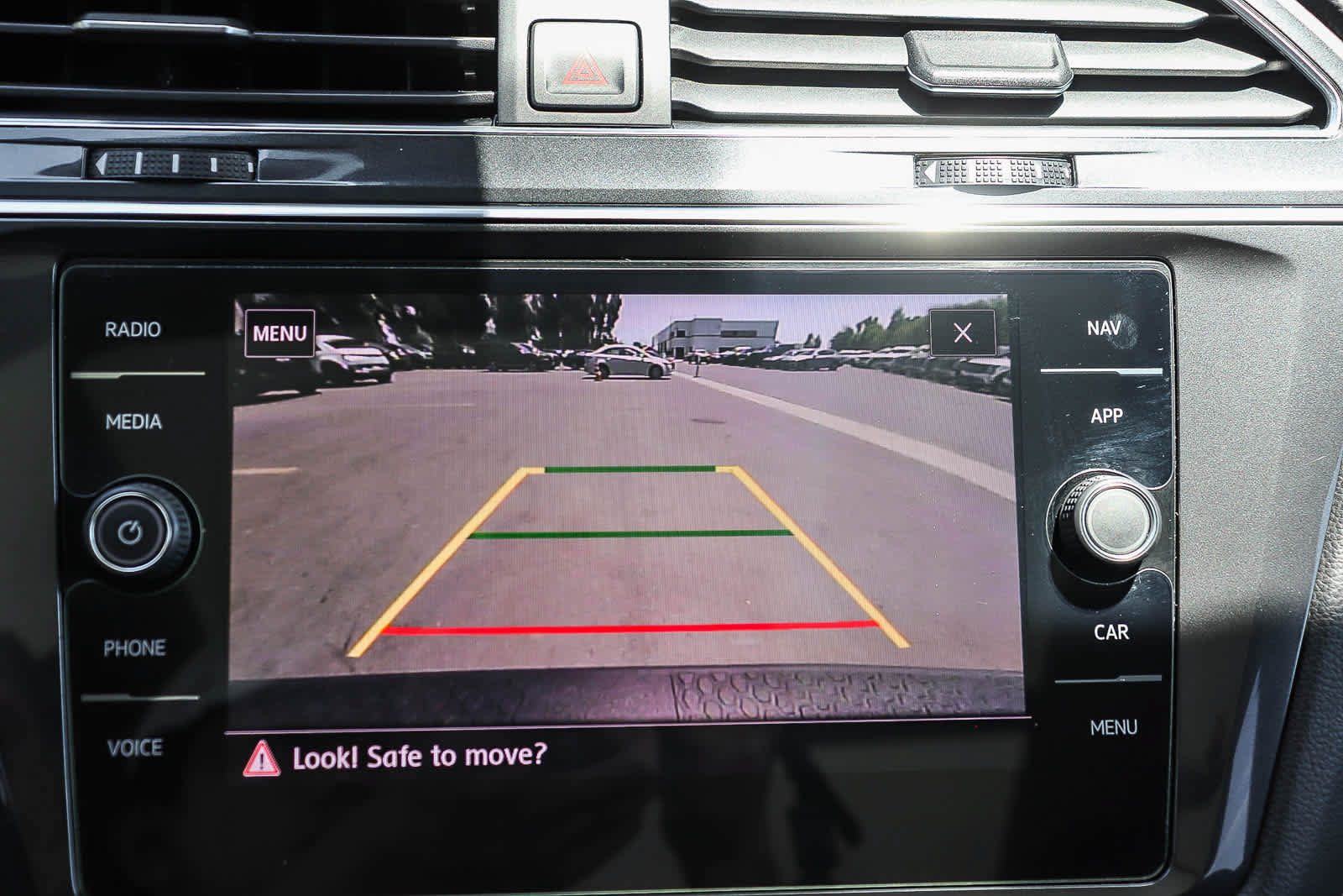 Used 2020 Volkswagen Tiguan SEL FWD image 24