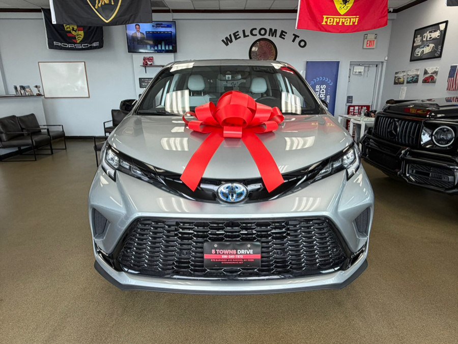 Used 2025 Toyota Sienna XSE FWD image 7