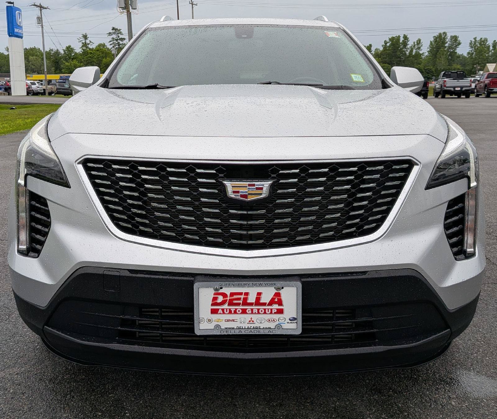 Used 2019 Cadillac XT4 Luxury w/ Cold Weather Package AWD/4WD image 2