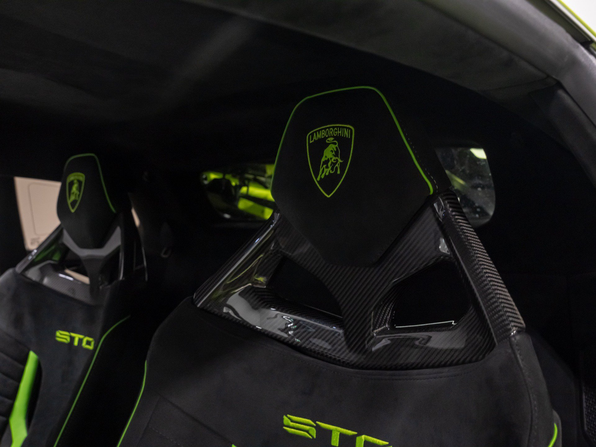 Used 2023 Lamborghini Huracan STO RWD image 40