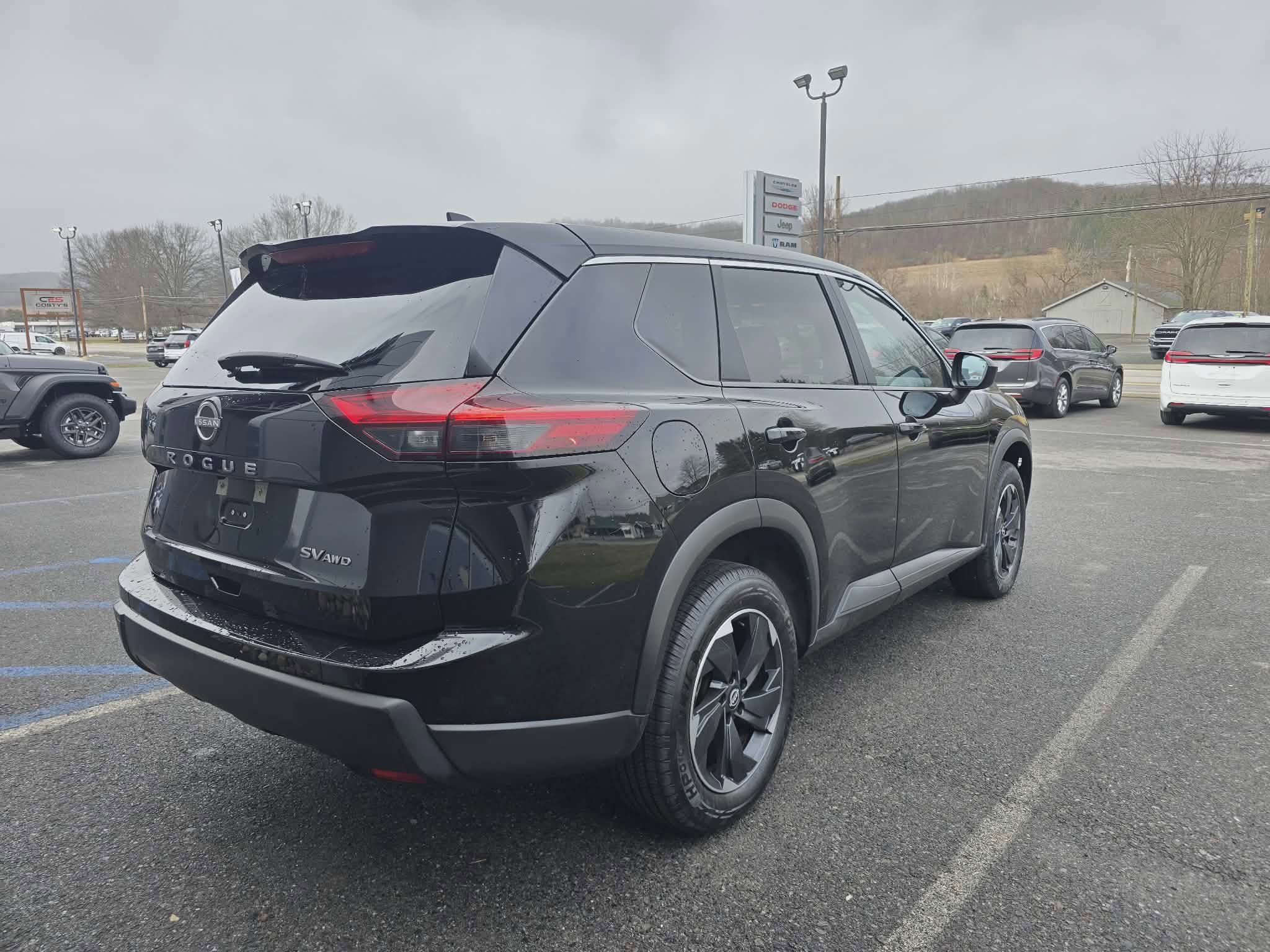 Used 2024 Nissan Rogue SV image 3