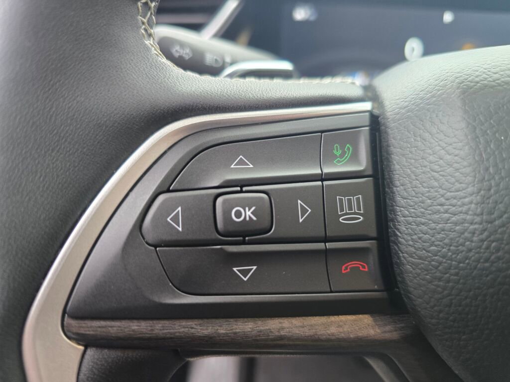 Used 2024 Jeep Grand Cherokee L Limited w/ Luxury Tech Group II image 20