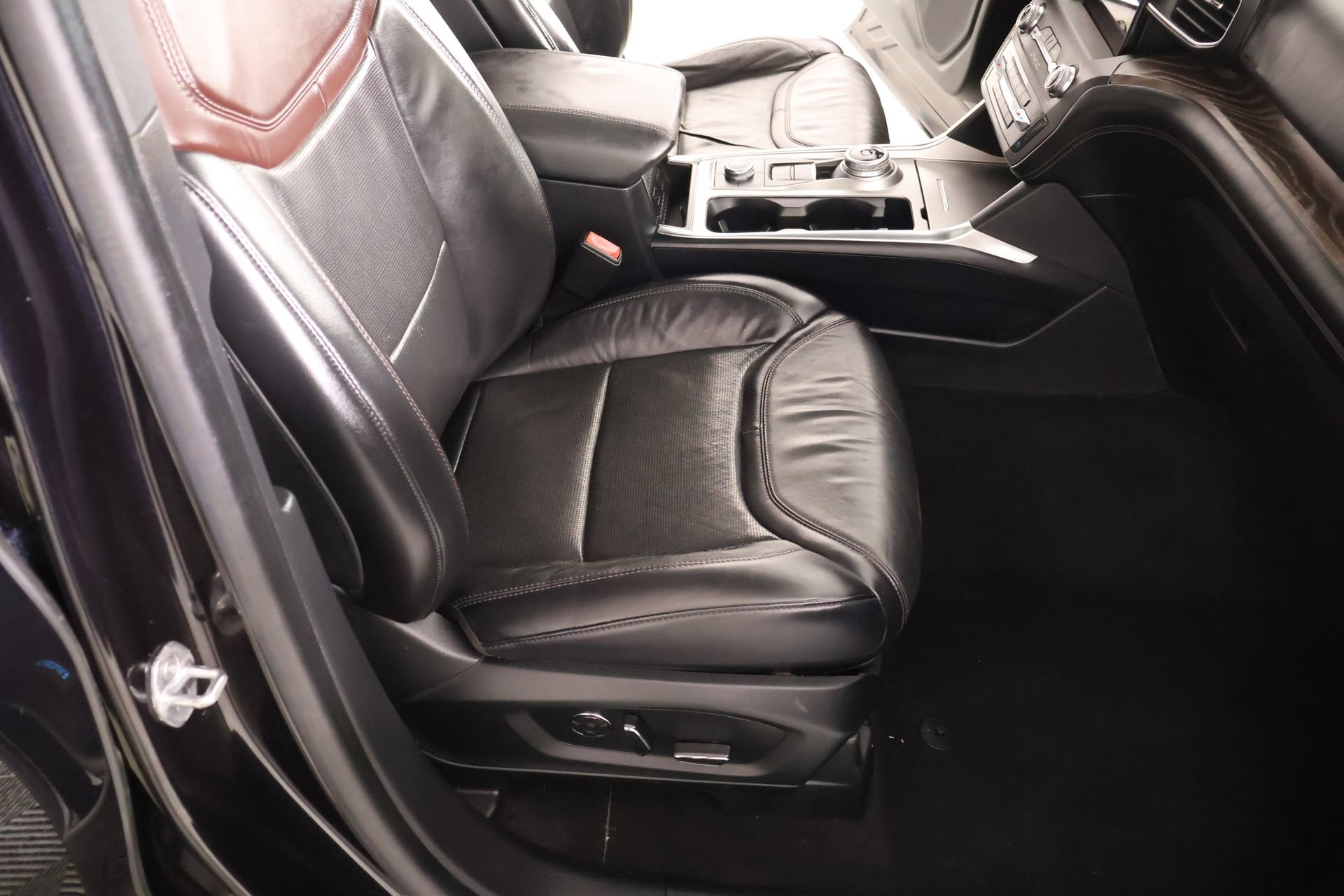 Used 2020 Ford Explorer Platinum w/ Premium Technology Package AWD/4WD image 15