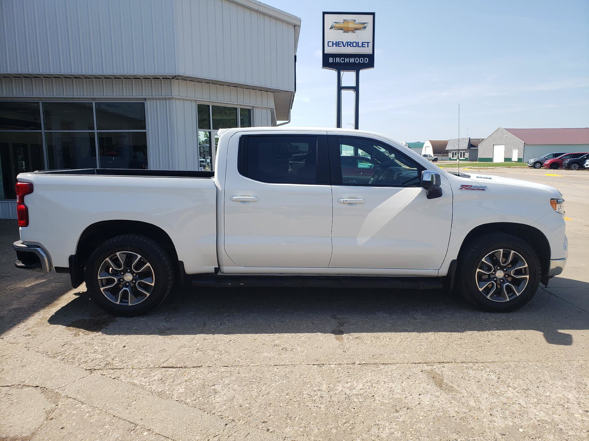 Used 2023 Chevrolet Silverado 1500 LT AWD/4WD image 4