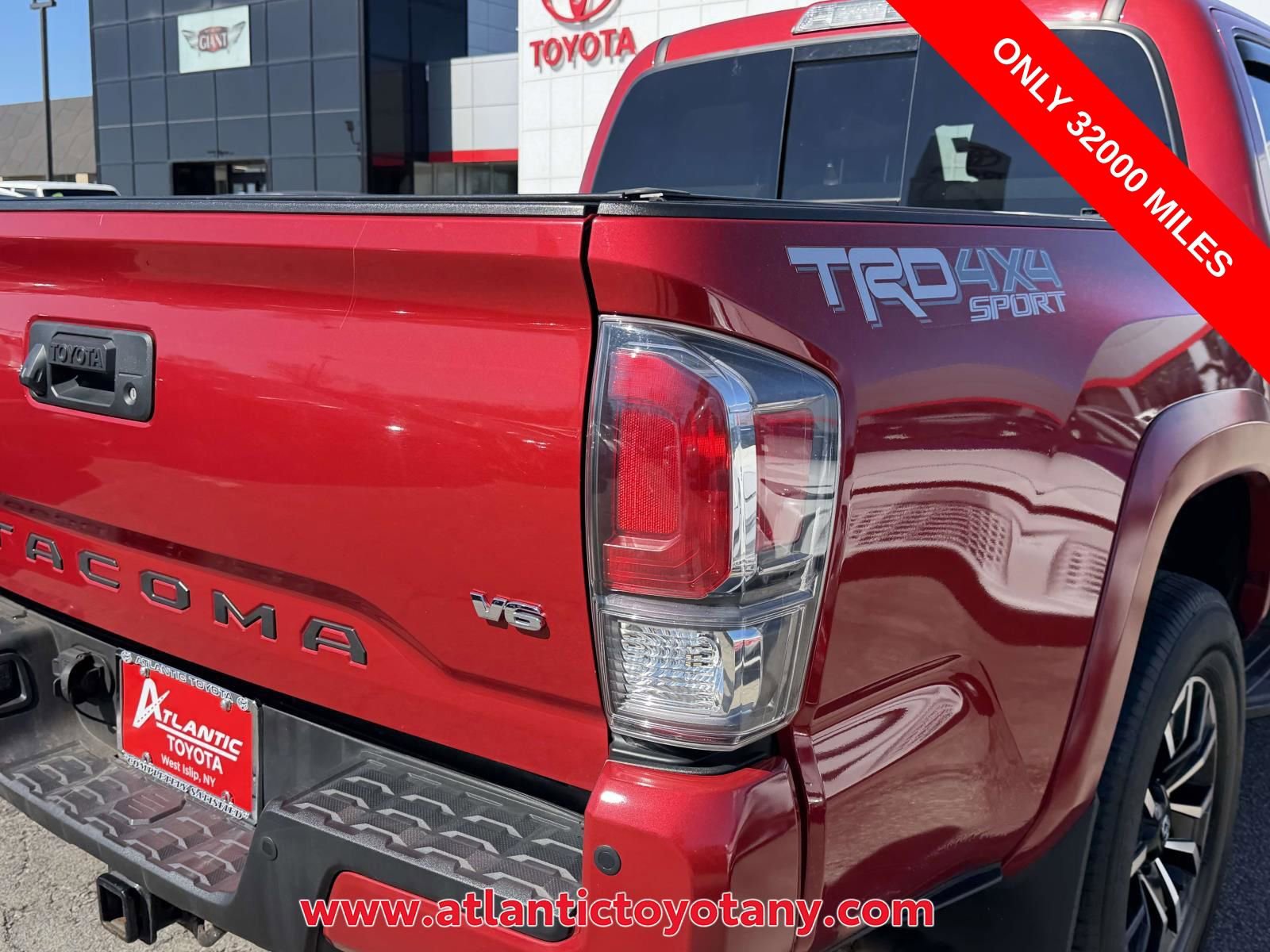 Used 2022 Toyota Tacoma TRD Sport w/ Technology Package image 11