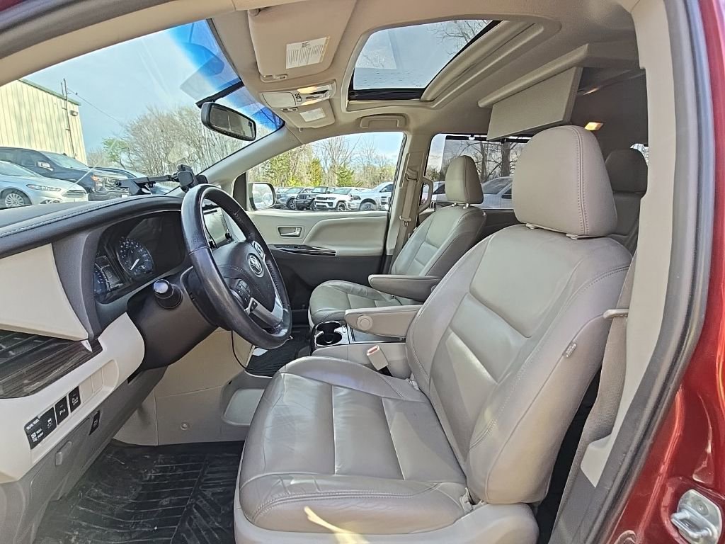 Used 2017 Toyota Sienna XLE image 15