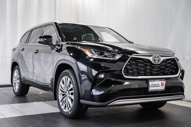New 2025 Toyota Highlander Platinum image 1