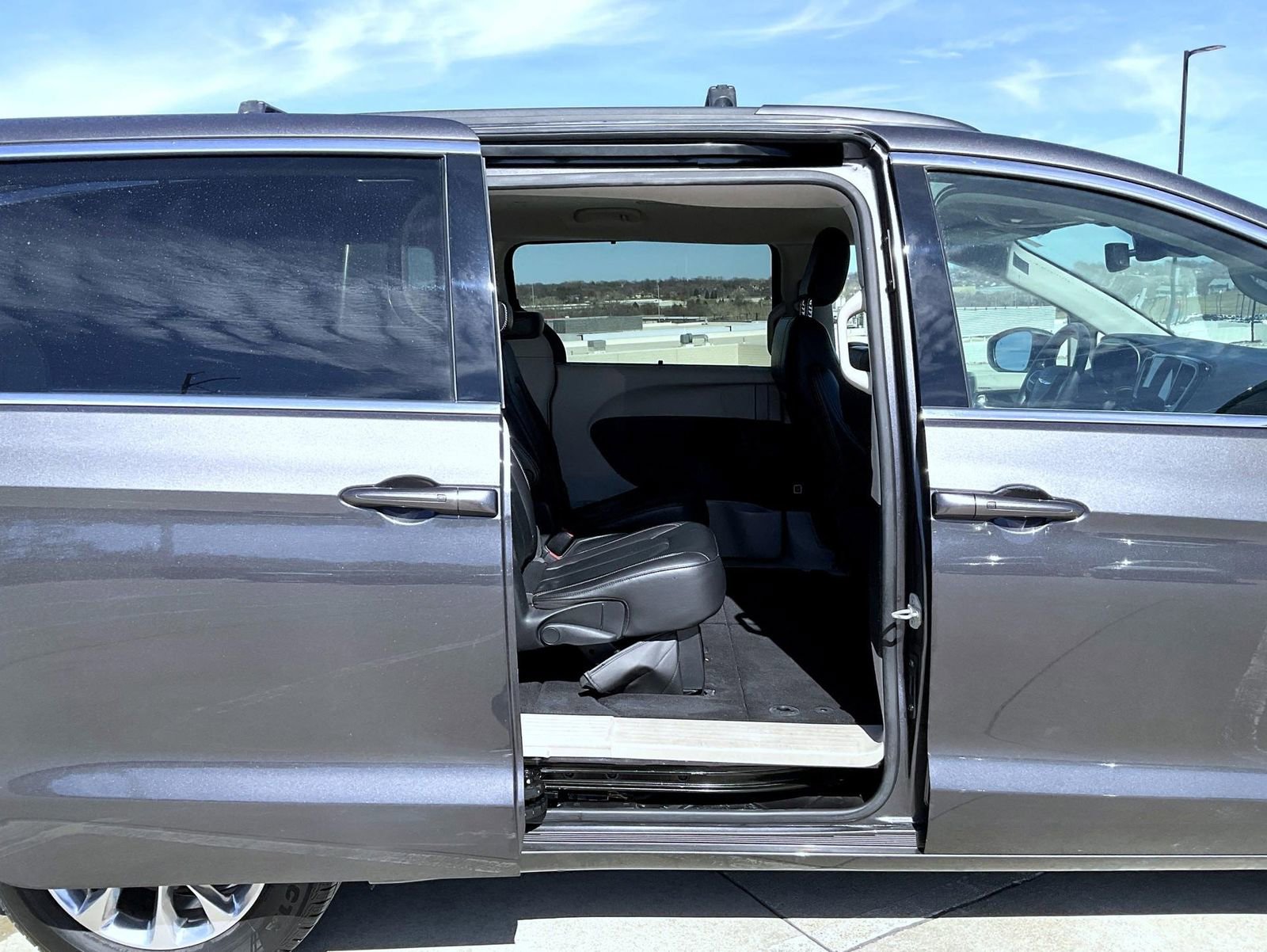 Used 2022 Chrysler Pacifica Touring-L image 23