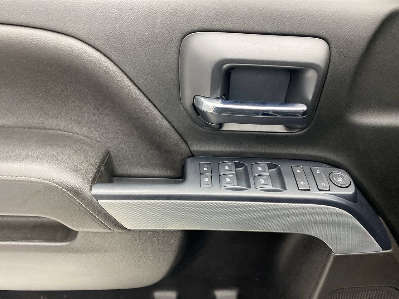 Used 2018 Chevrolet Silverado 1500 LT w/ All Star Edition AWD/4WD image 12