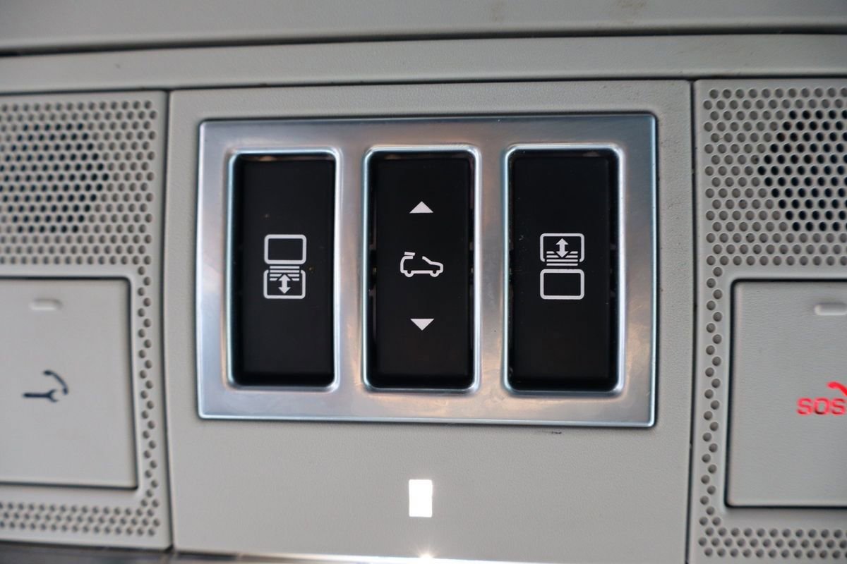 Used 2020 Land Rover Discovery SE image 20