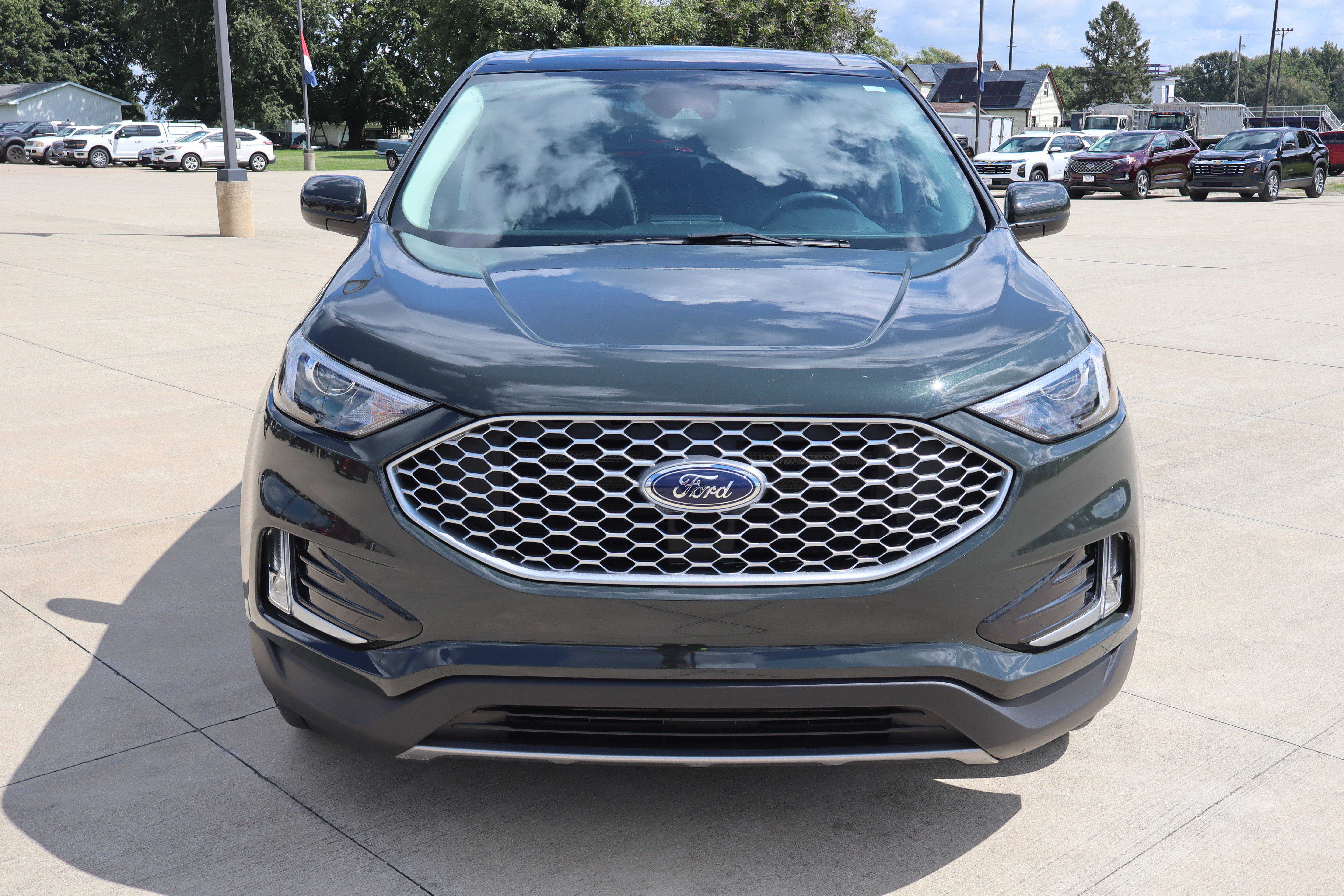 Used 2024 Ford Edge SEL w/ Convenience Package AWD/4WD image 2