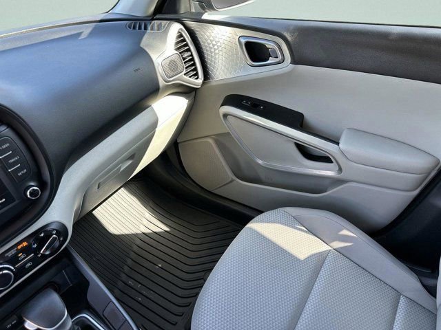 Used 2025 Kia Soul LX w/ LX Technology Package FWD image 18