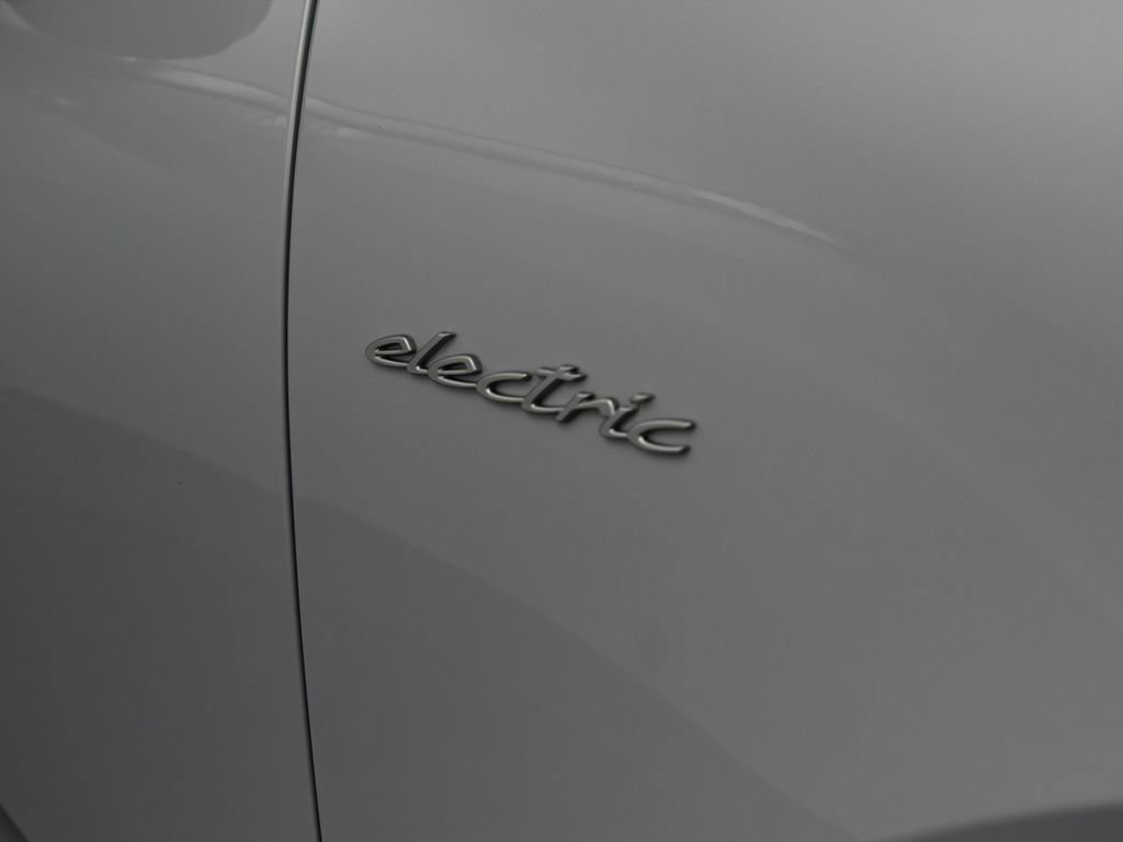 Certified 2025 Porsche Macan Electric image 31
