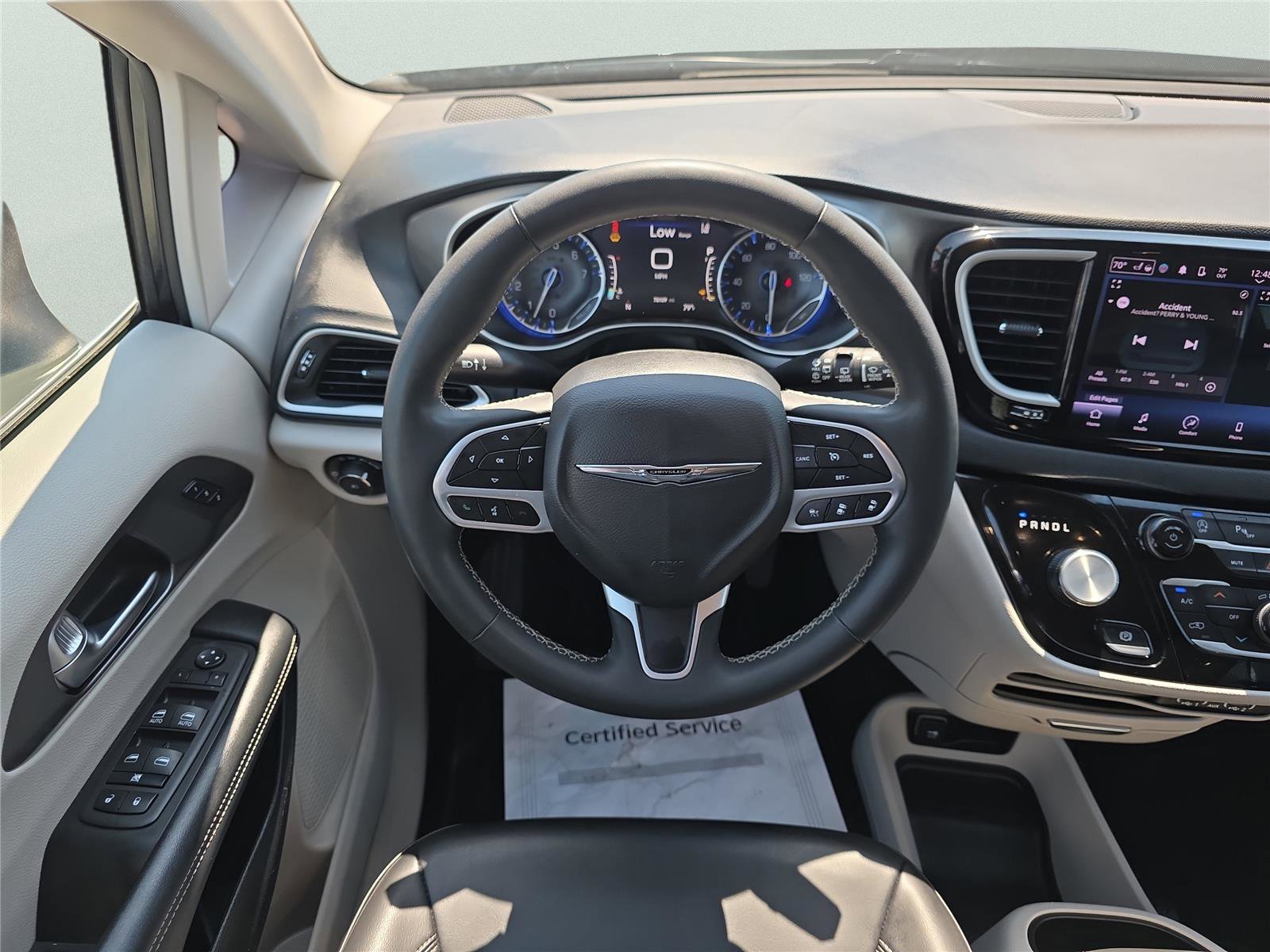 Used 2023 Chrysler Pacifica Touring-L image 14