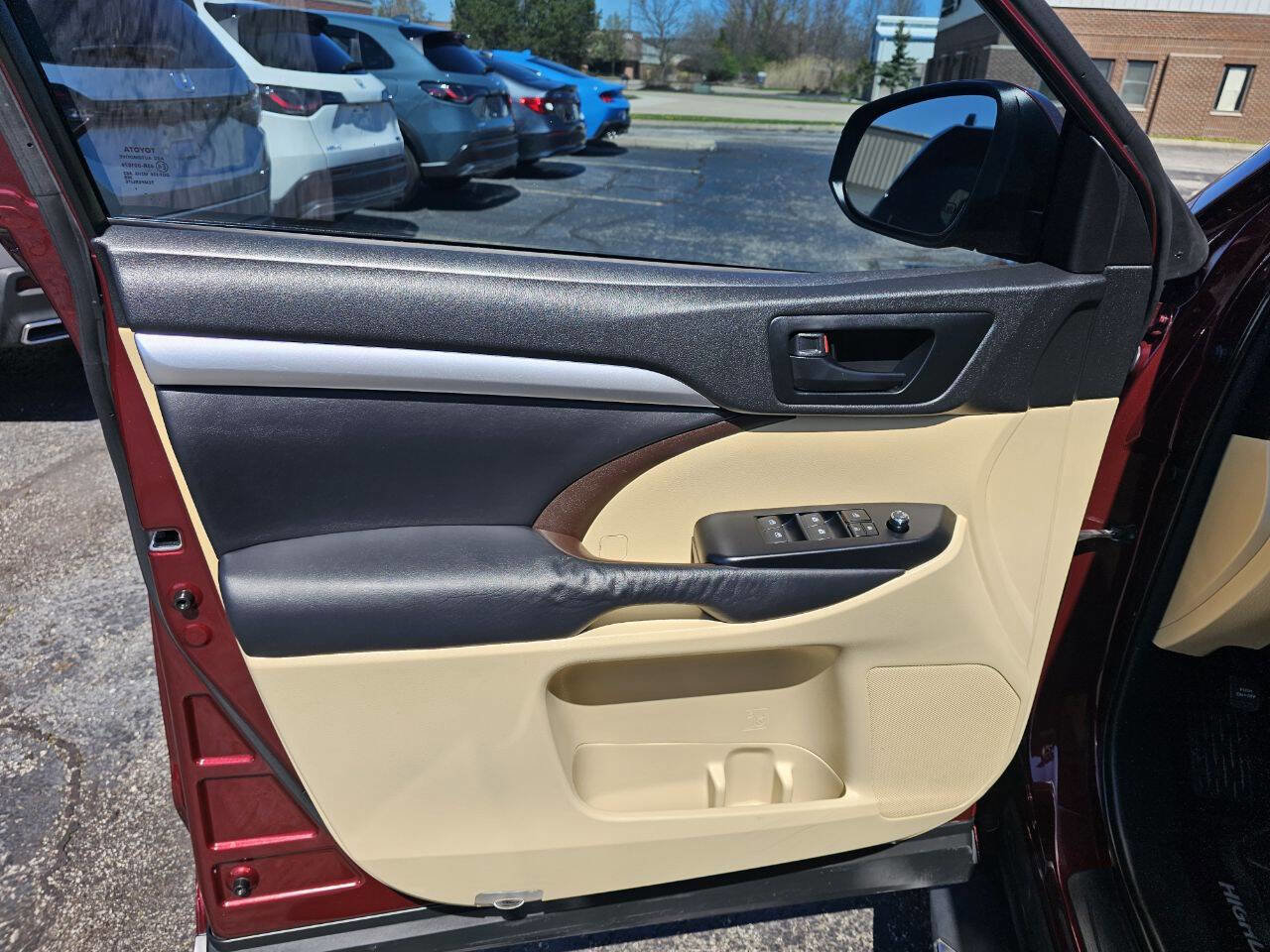 Used 2014 Toyota Highlander Plus FWD image 15