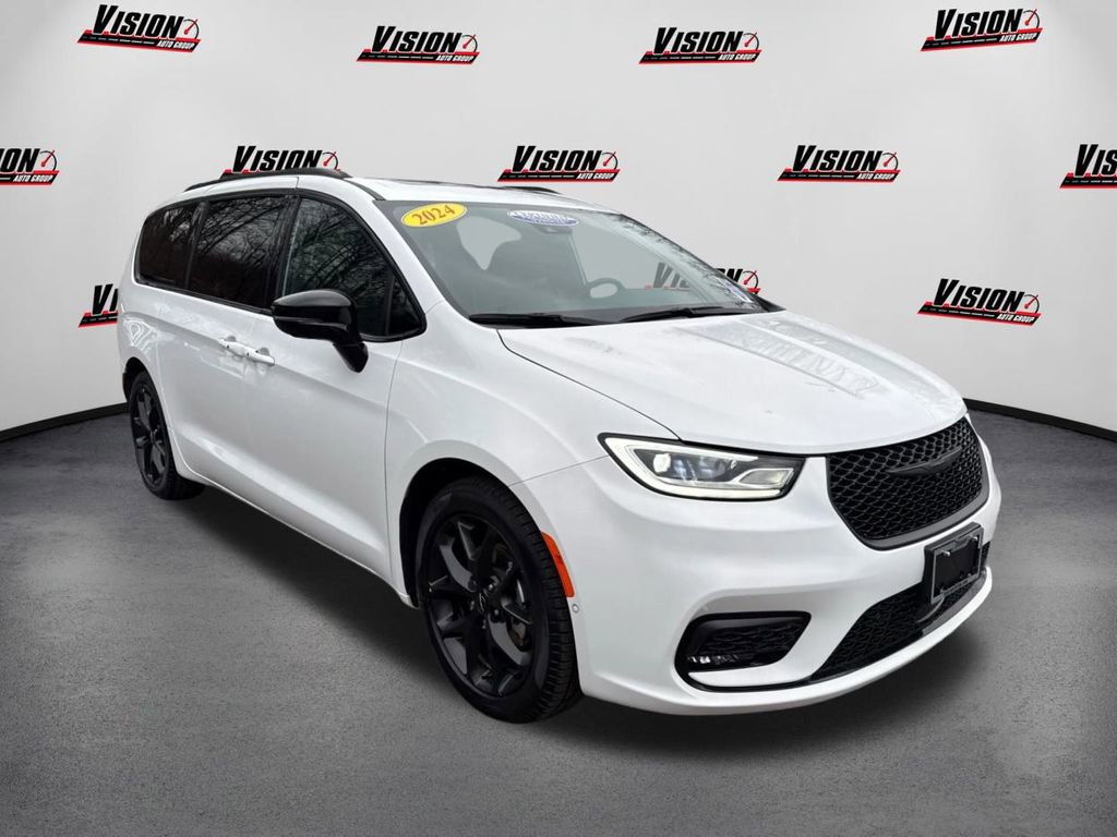 Used 2024 Chrysler Pacifica Limited w/ S Appearance Package image 3