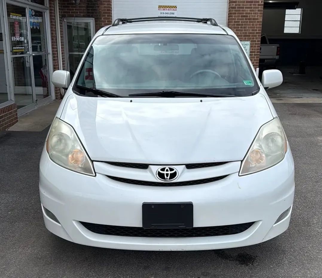 Used 2010 Toyota Sienna XLE FWD image 4