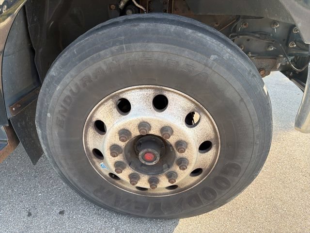 Used 2016 Ford F750 2WD Regular Cab Super Duty image 4