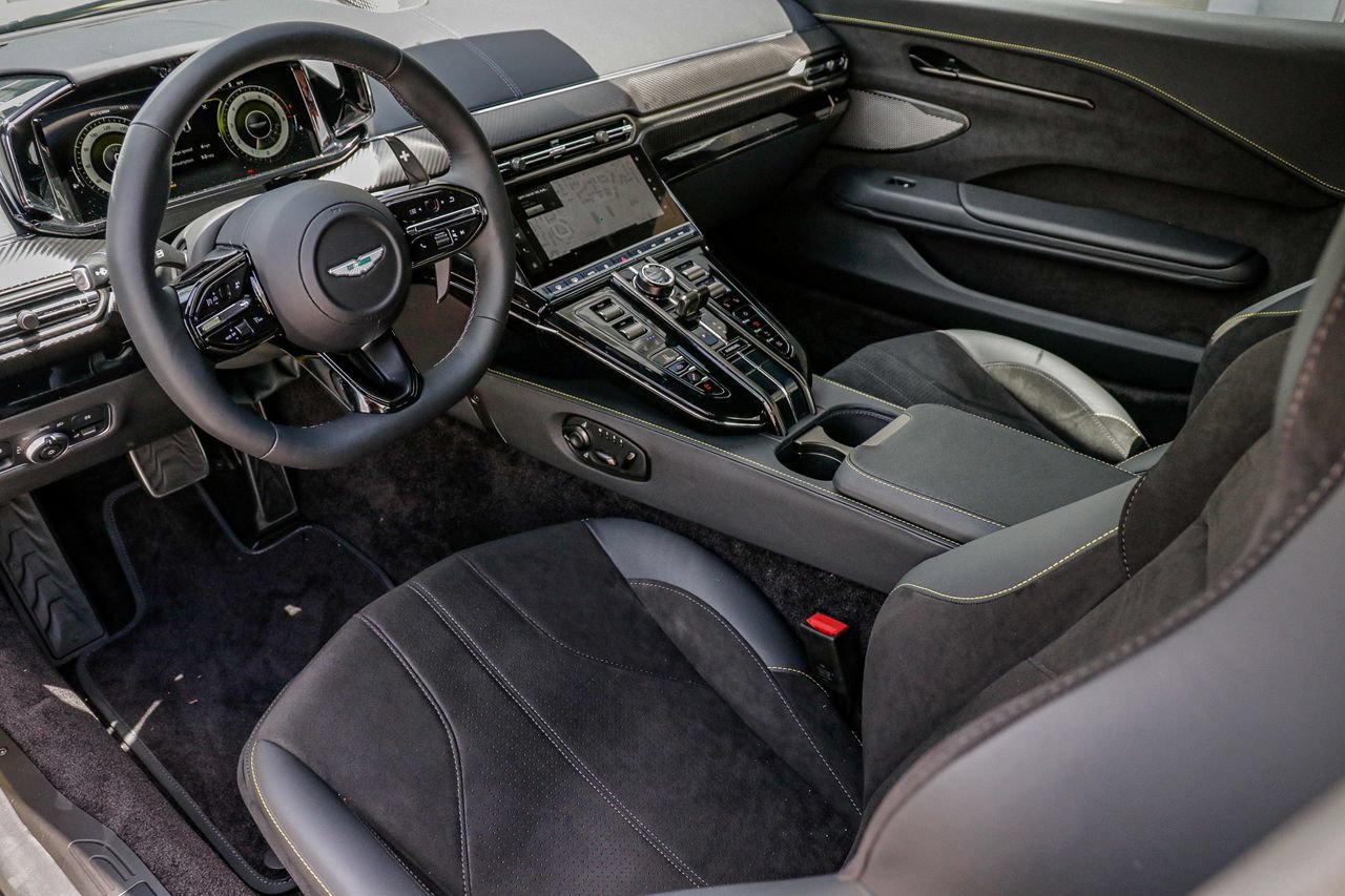 New 2025 Aston Martin V8 Vantage Coupe RWD image 16