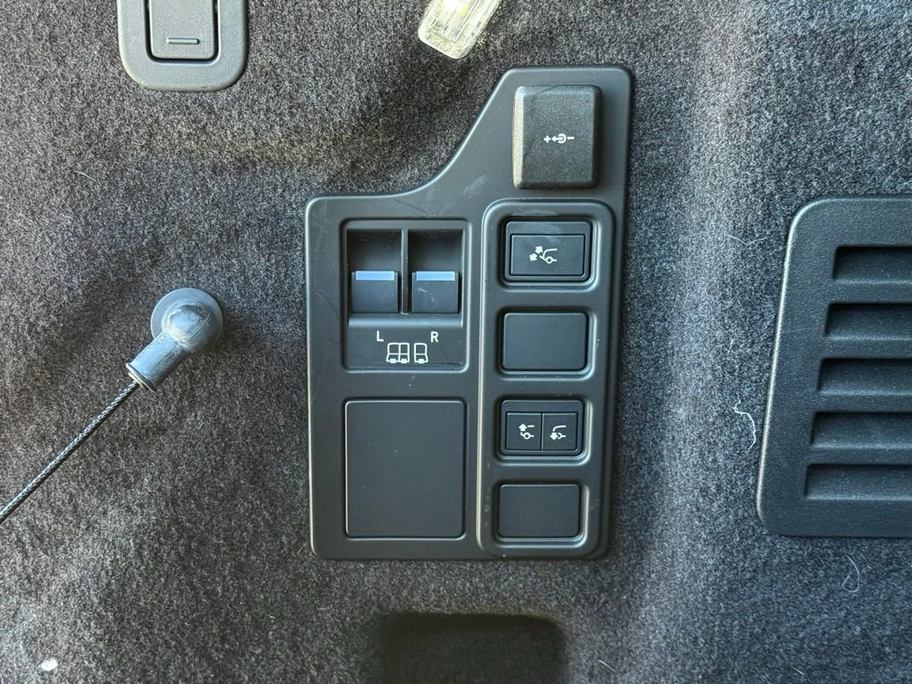 Used 2025 Land Rover Discovery S AWD/4WD image 37