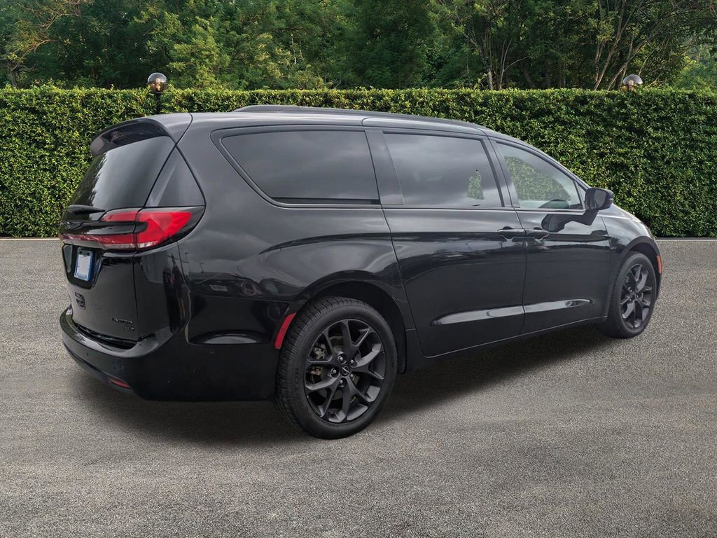 Used 2021 Chrysler Pacifica Limited w/ Uconnect Theater Family Group image 4