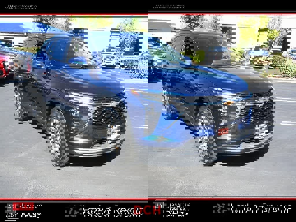 Used 2024 Chevrolet Trax LT w/ Sunroof Package image 3