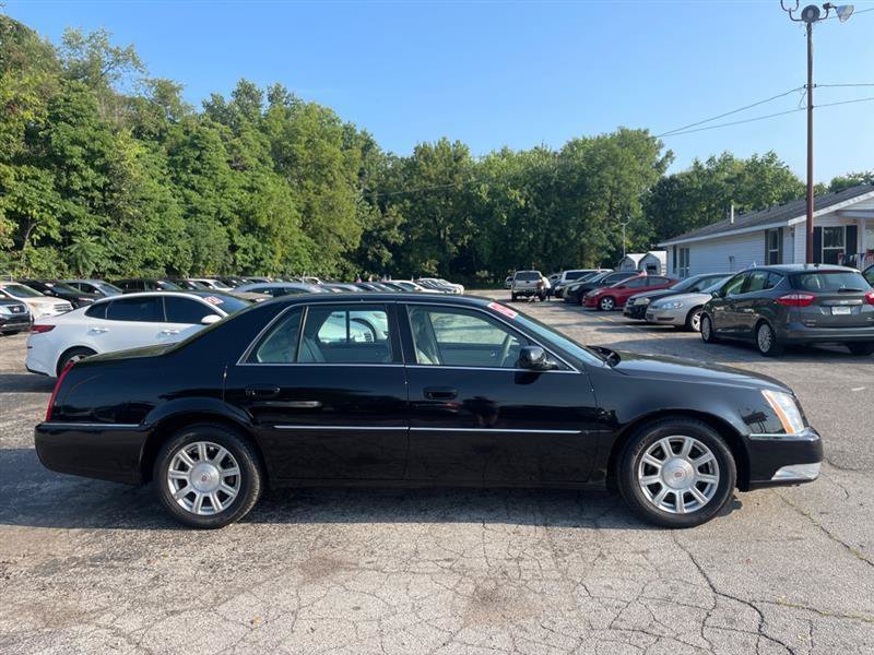 Used 2009 Cadillac DTS w/ Sun And Sound Package FWD image 3