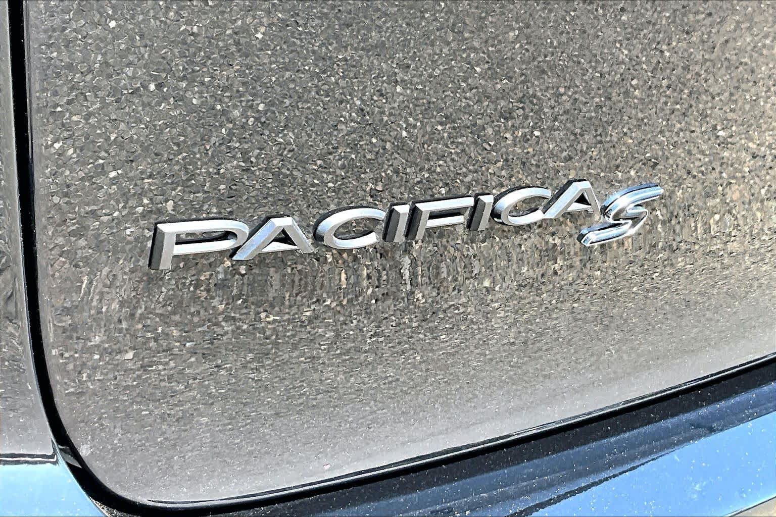 Used 2026 Chrysler Pacifica Limited w/ Uconnect Theater Family Group FWD image 9