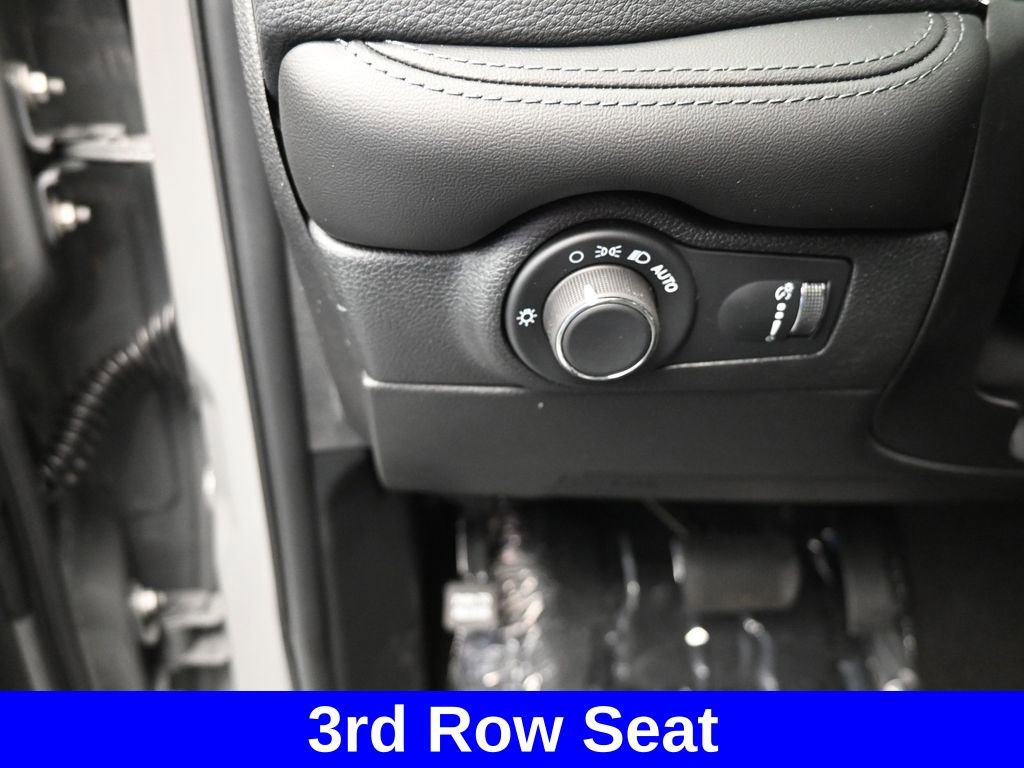 Used 2024 Dodge Durango SXT w/ 3rd Row Seating Group image 31