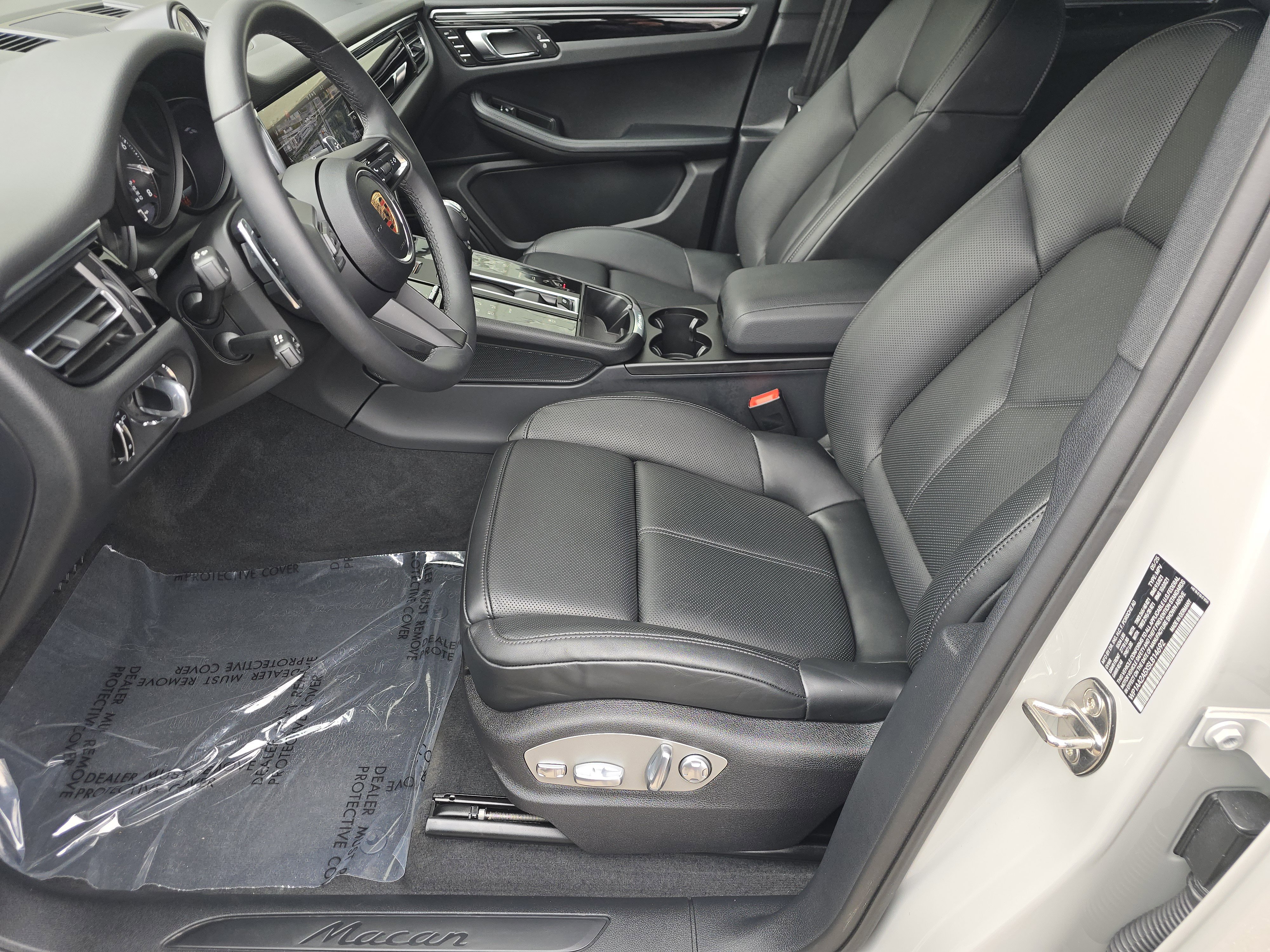 Certified 2025 Porsche Macan AWD/4WD image 5