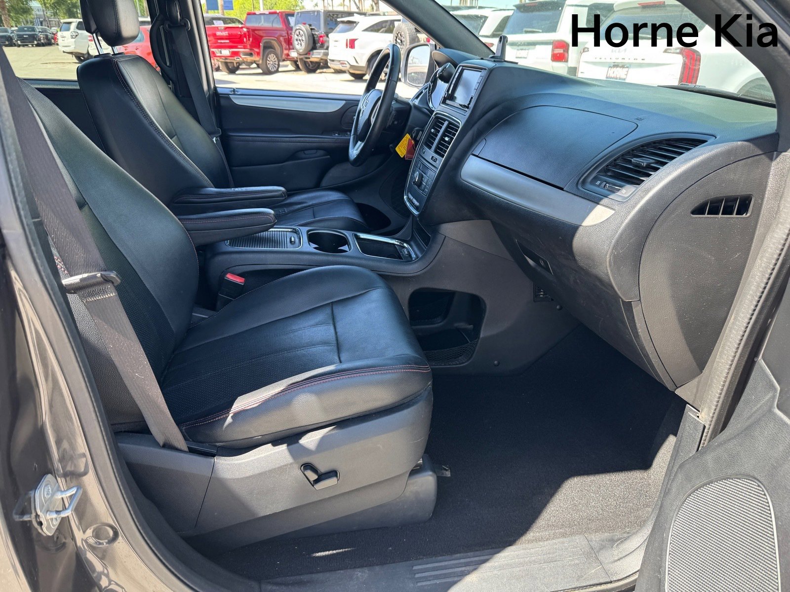 Used 2016 Dodge Grand Caravan R/T image 27