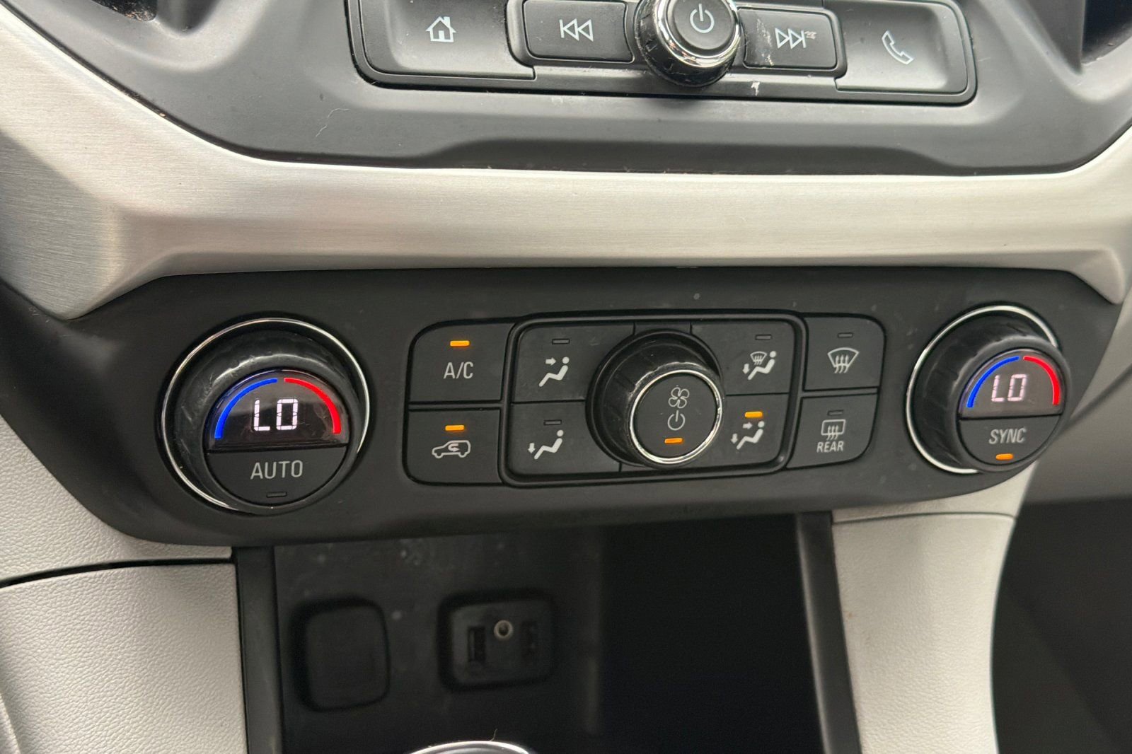 Used 2019 GMC Acadia SLE FWD image 18