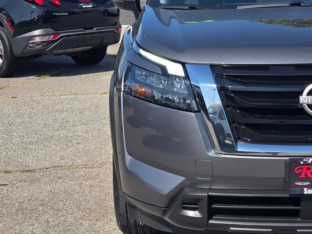 Used 2024 Nissan Pathfinder SV FWD image 3