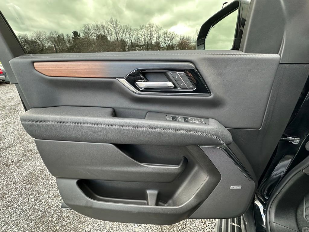 Used 2025 GMC Yukon Denali w/ Sun & Power Step Package image 6