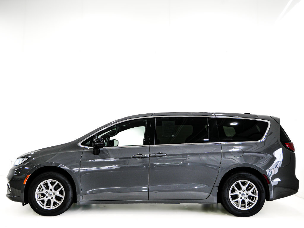 Used 2025 Chrysler Pacifica Select FWD image 5