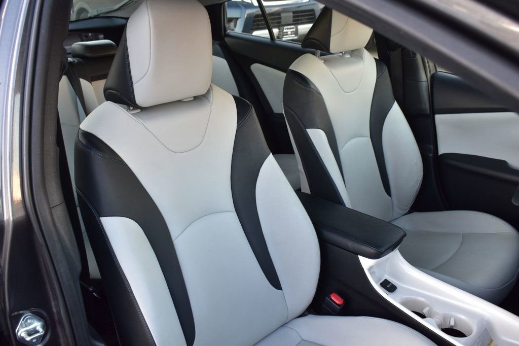 Used 2016 Toyota Prius Three Touring FWD image 19