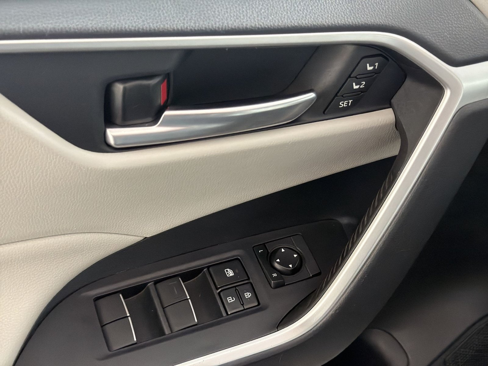 Used 2019 Toyota RAV4 XLE Premium w/ Cold Weather Package AWD/4WD image 15