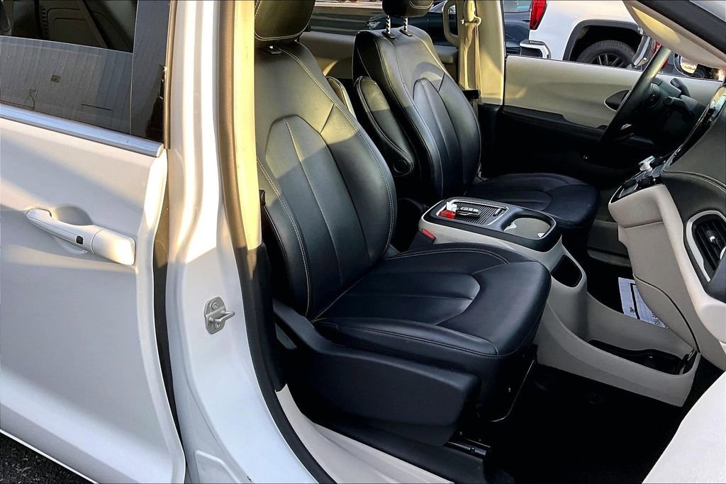 Used 2024 Chrysler Pacifica Limited FWD image 29