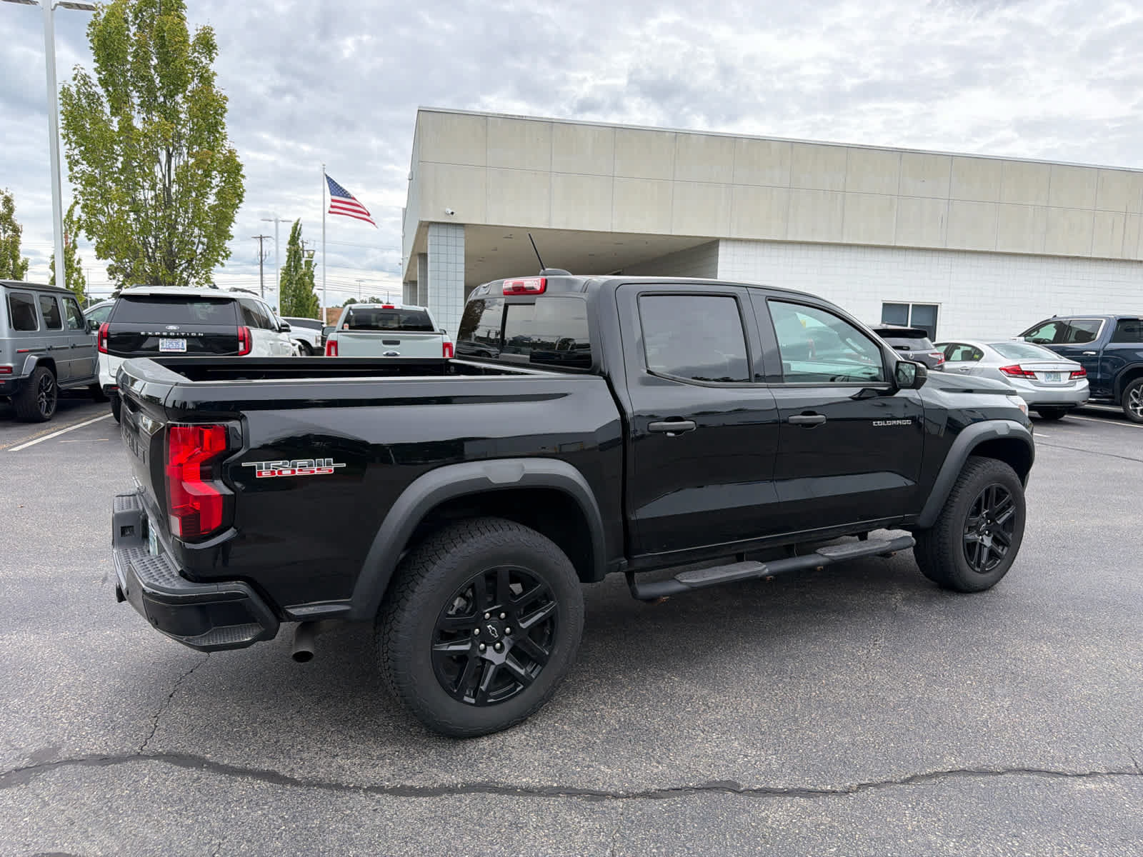 Used 2024 Chevrolet Colorado Trail Boss w/ Technology Package AWD/4WD image 9