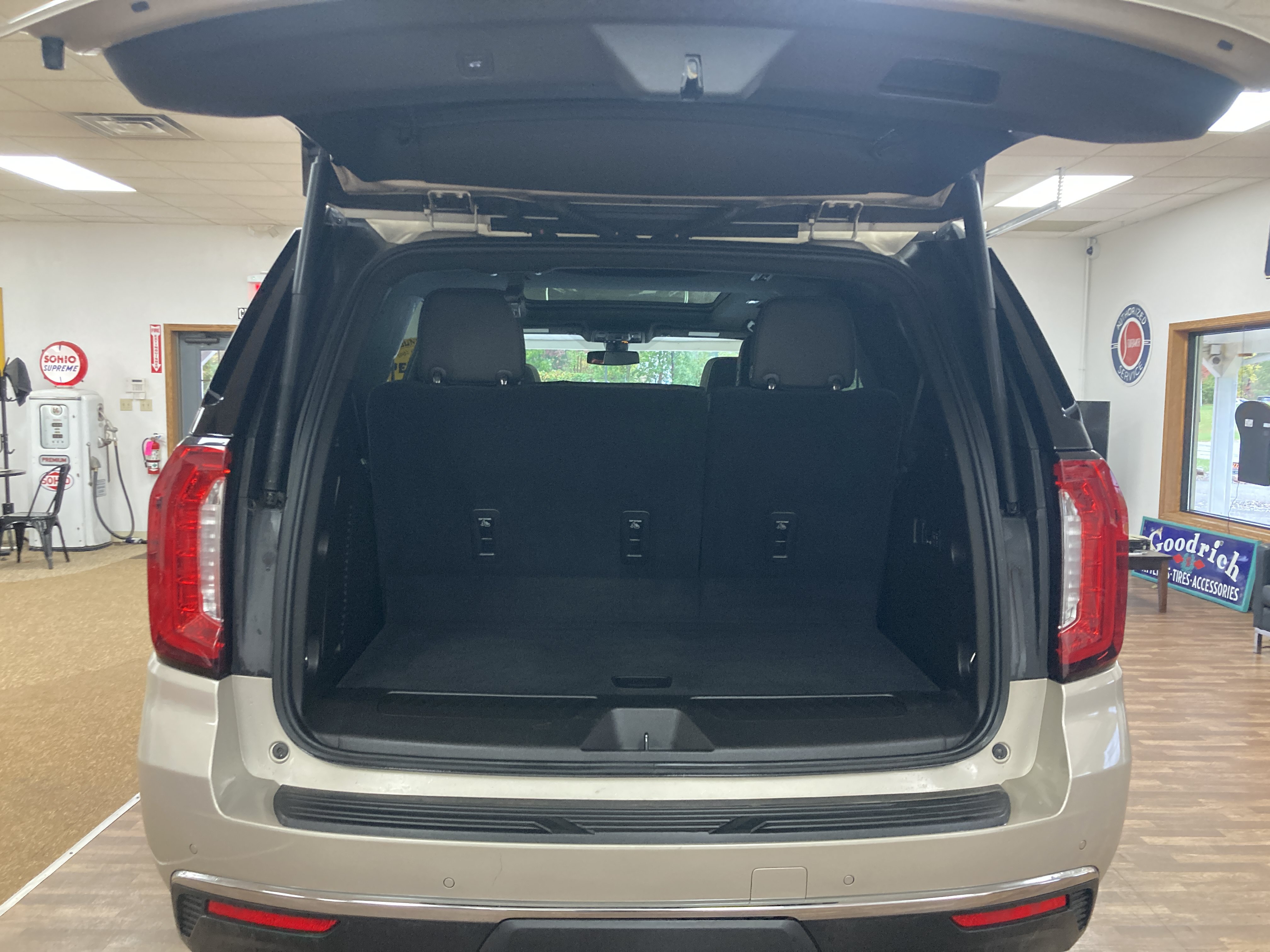 Used 2021 GMC Yukon SLT w/ SLT Premium Package AWD/4WD image 17