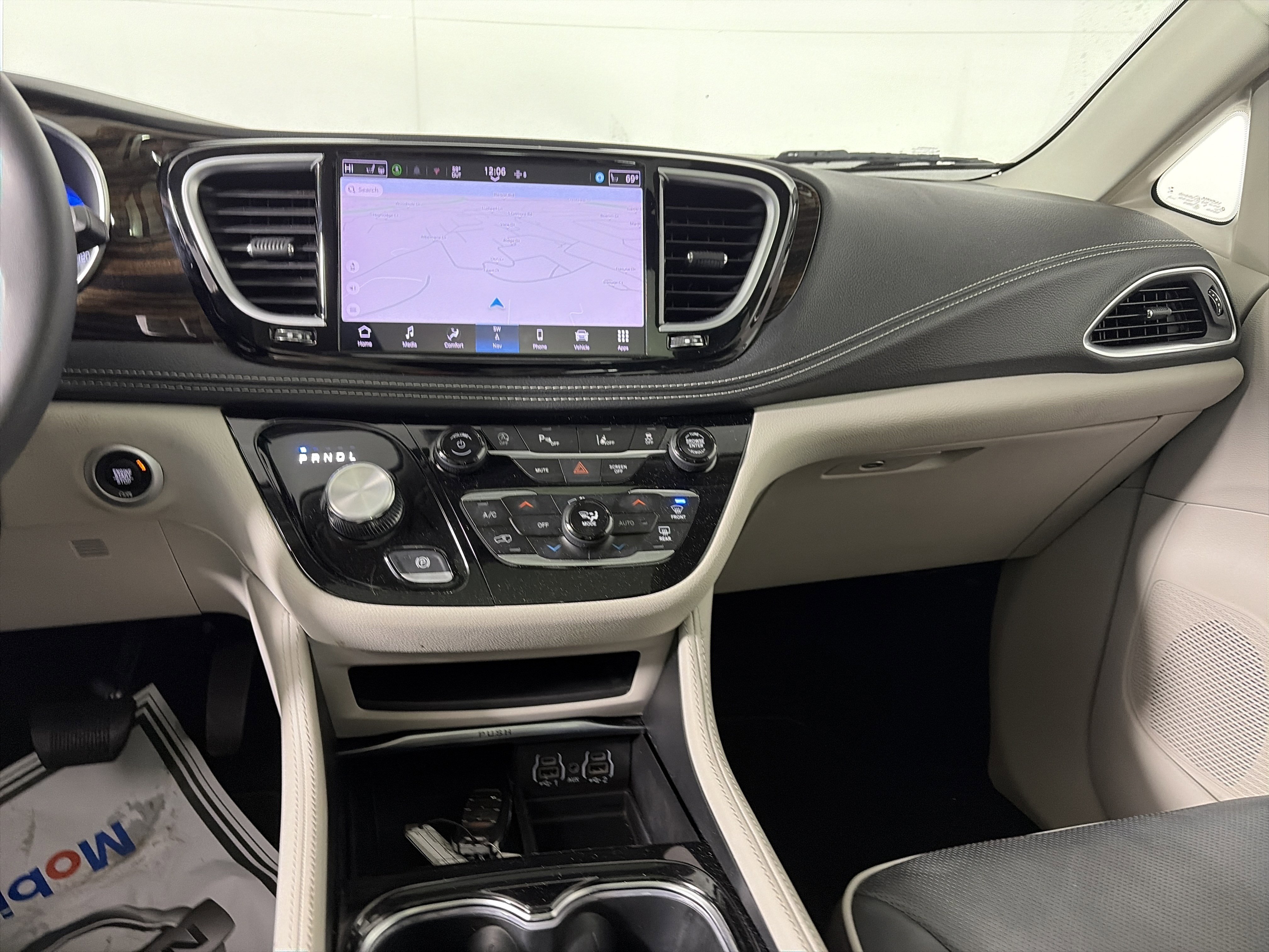 Used 2024 Chrysler Pacifica Limited image 28