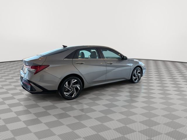 Used 2025 Hyundai Elantra Limited image 11