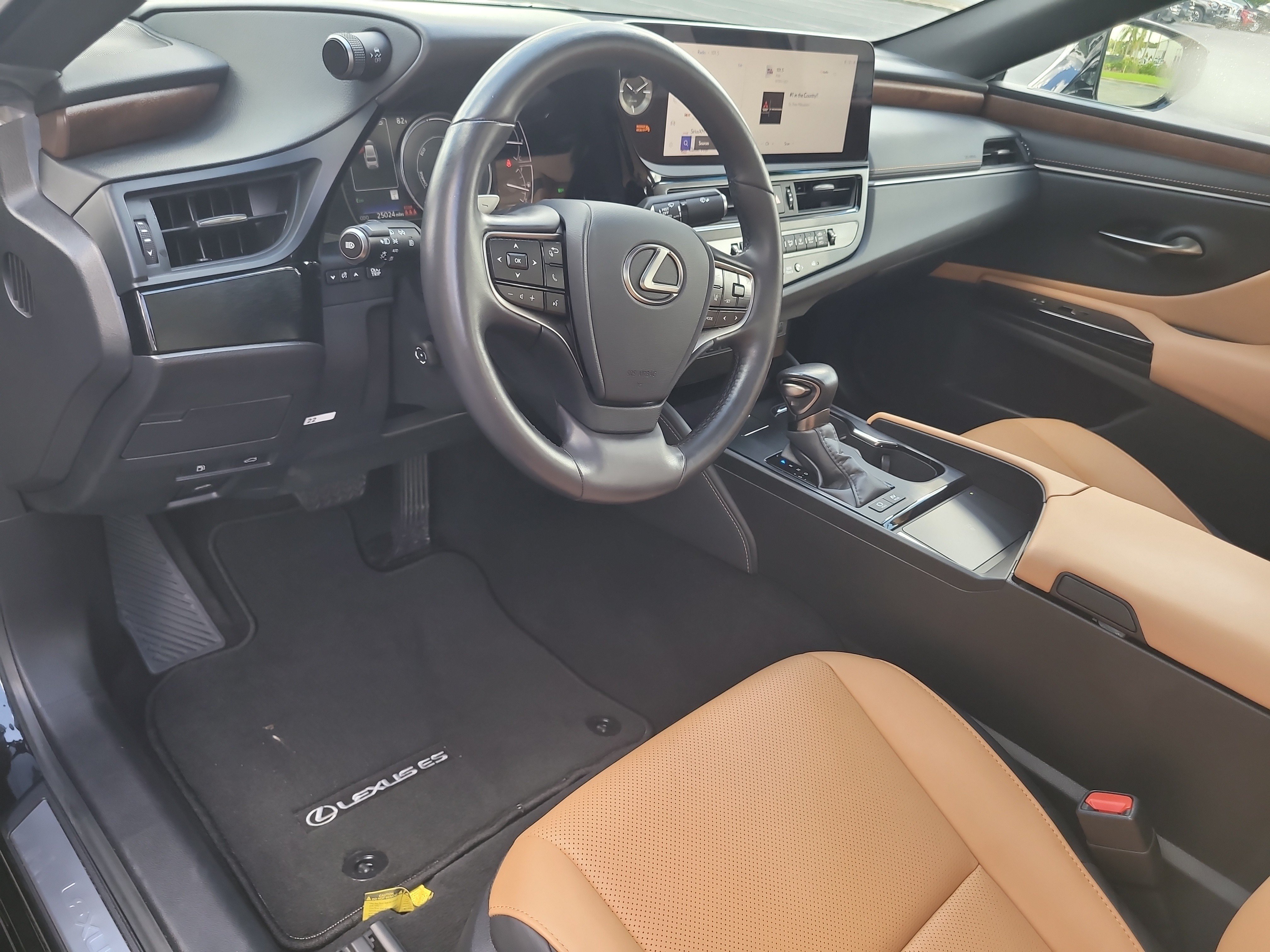 Used 2025 Lexus ES 300h w/ Premium Package FWD image 17