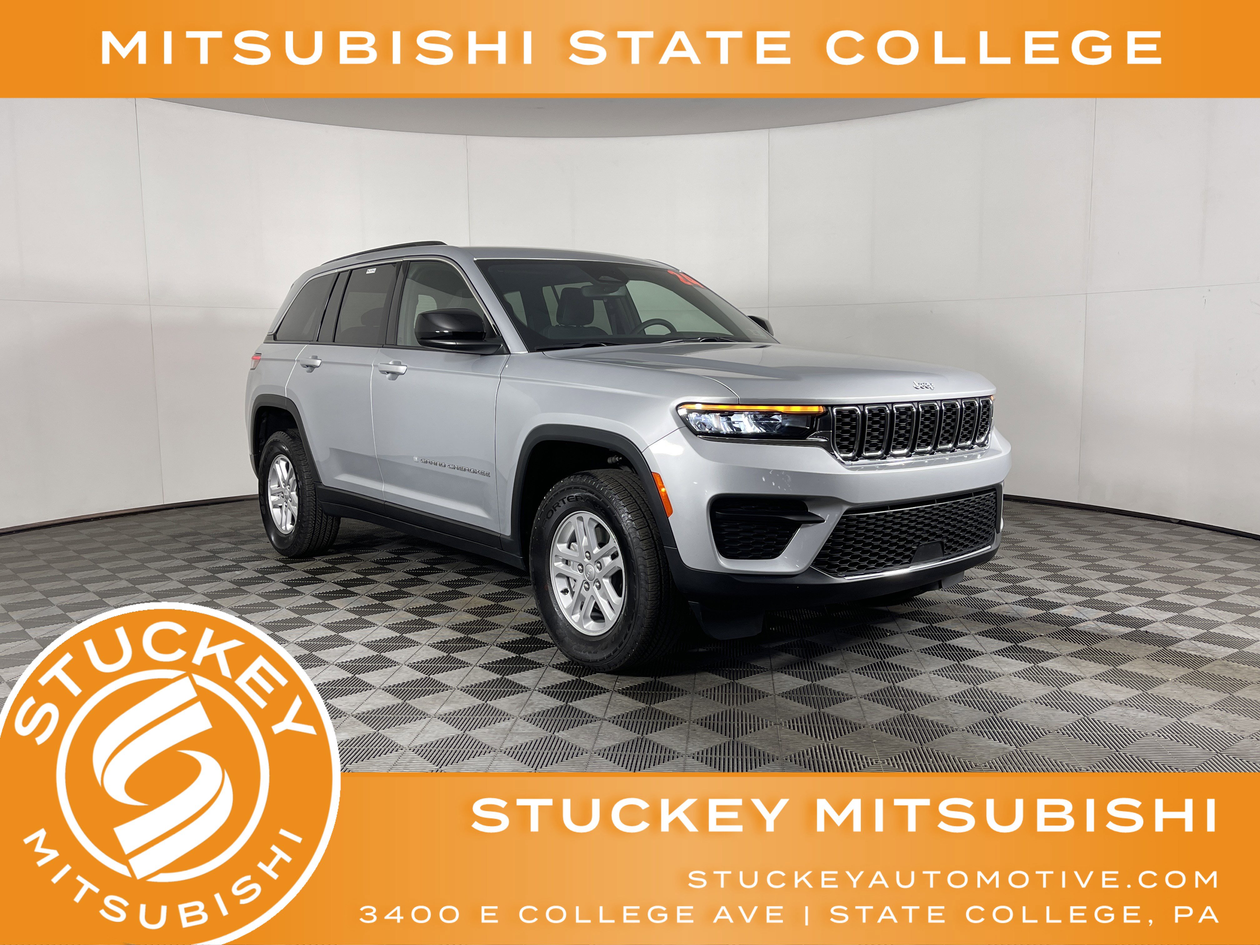 Used 2024 Jeep Grand Cherokee Laredo image 1