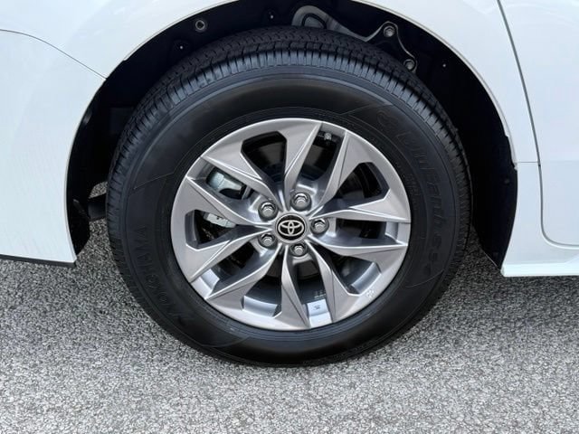 Used 2025 Toyota Sienna XLE FWD image 12