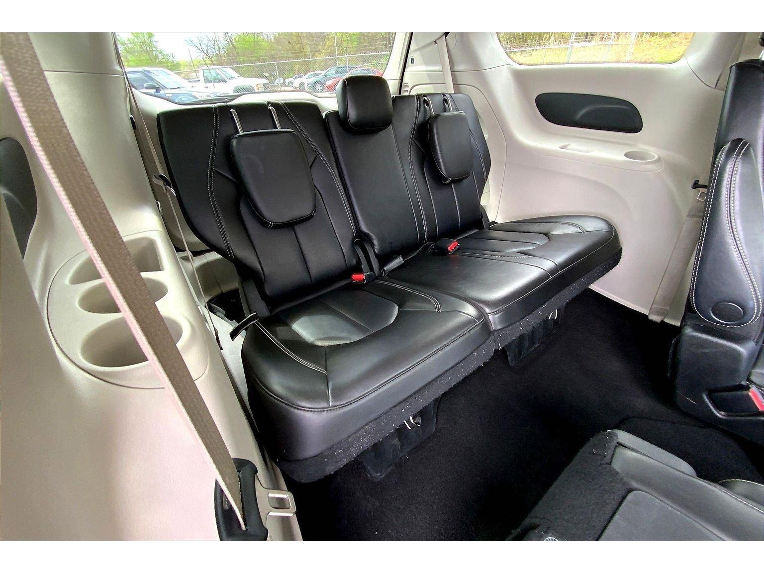 Used 2023 Chrysler Pacifica Touring-L image 25