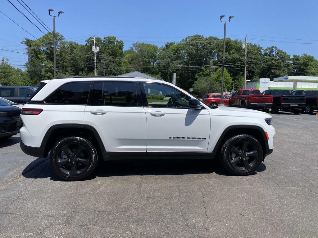Certified 2025 Jeep Grand Cherokee Limited w/ Black Appearance Package AWD/4WD image 12