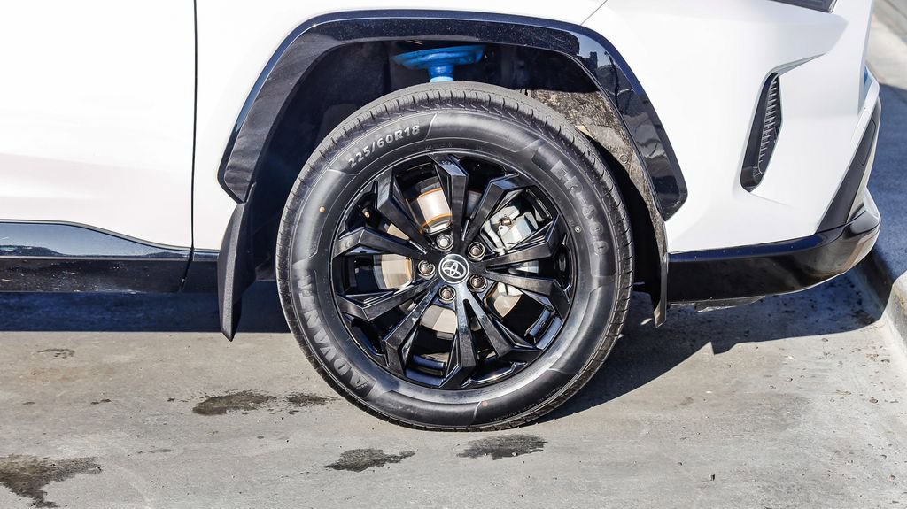 Used 2024 Toyota RAV4 SE image 11