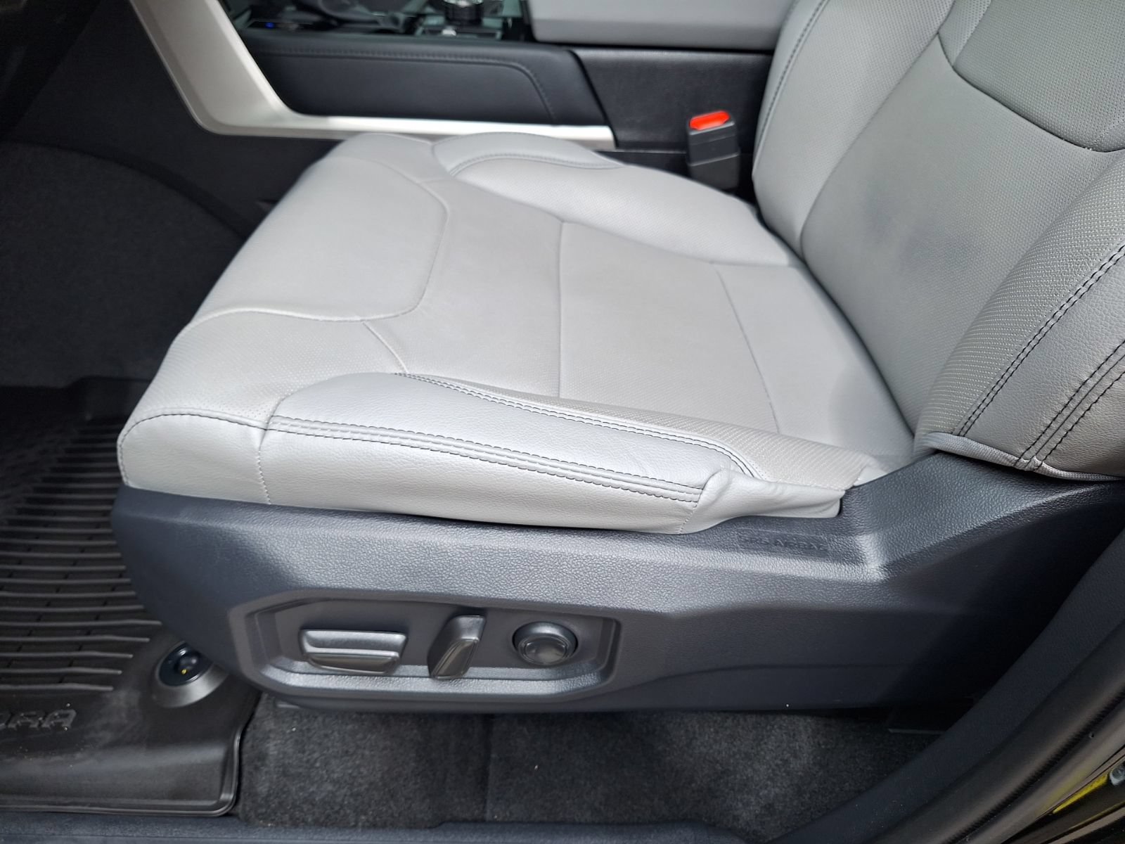 Used 2026 Toyota Tundra Limited AWD/4WD image 17